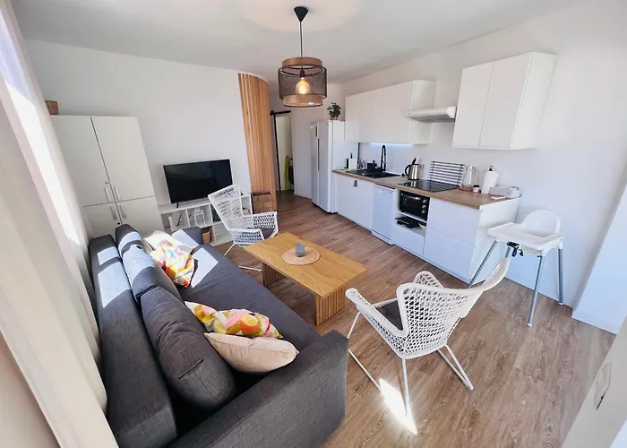 Tenerife Lucia, * Costa Adeje (Tenerife)